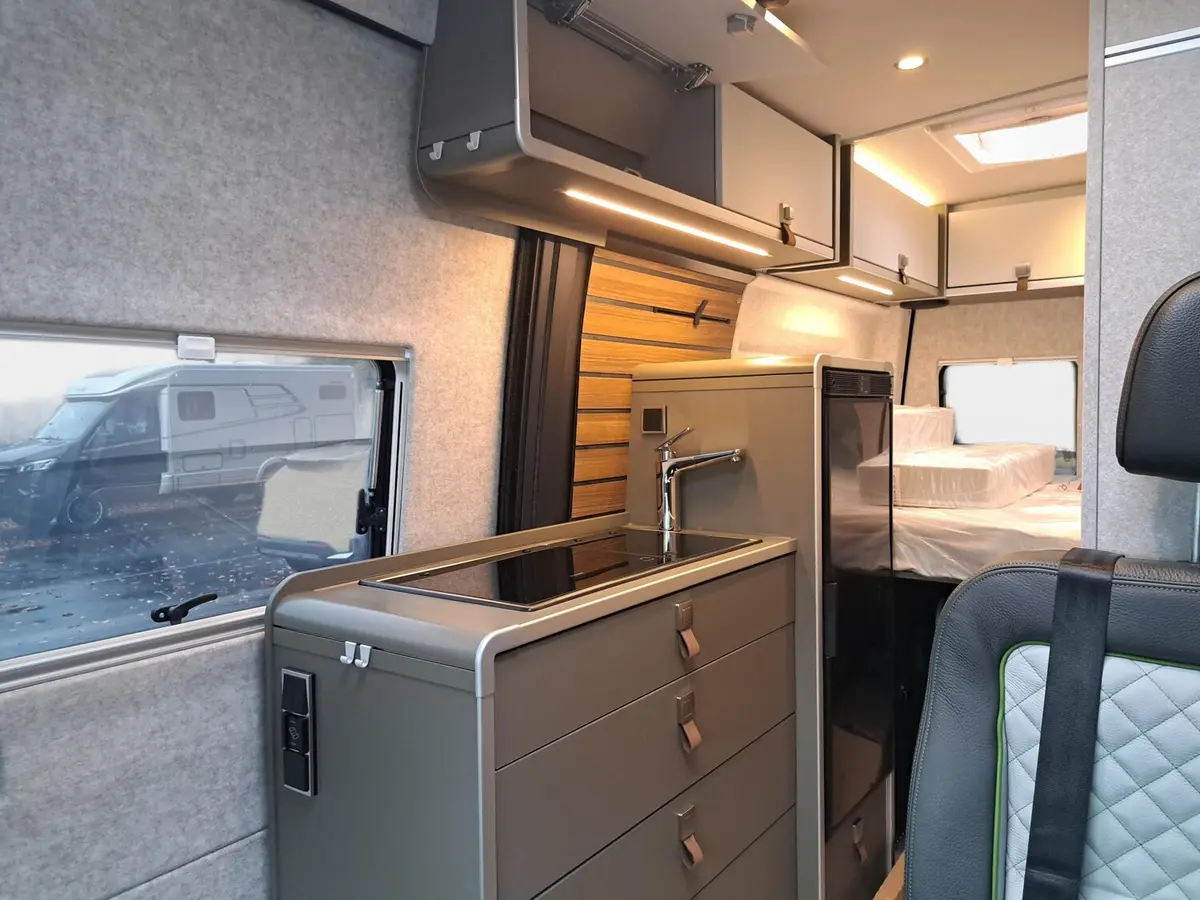 Hymer Grand Canyon S CrossOver 600 AHK, Wechselrichter