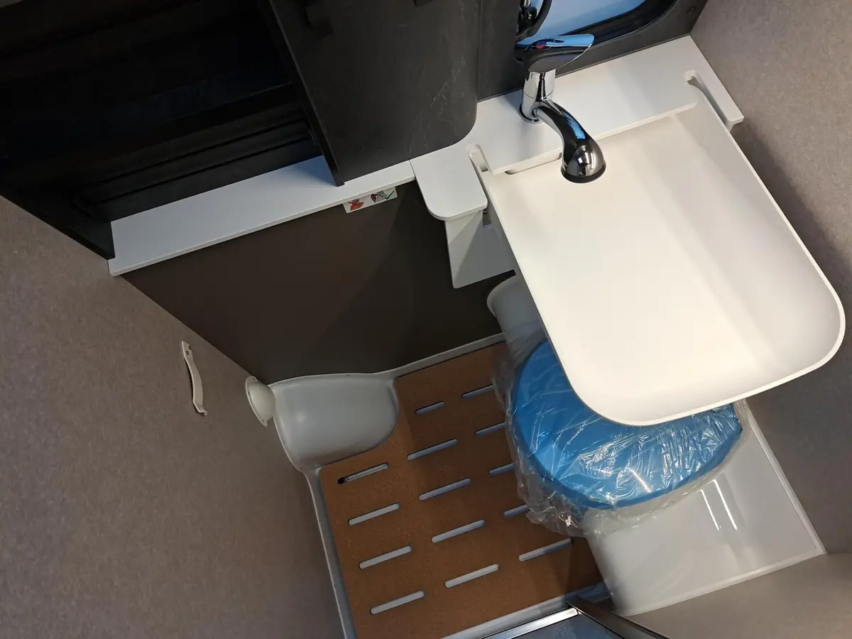 Hymer Grand Canyon S CrossOver 600 AHK, Wechselrichter