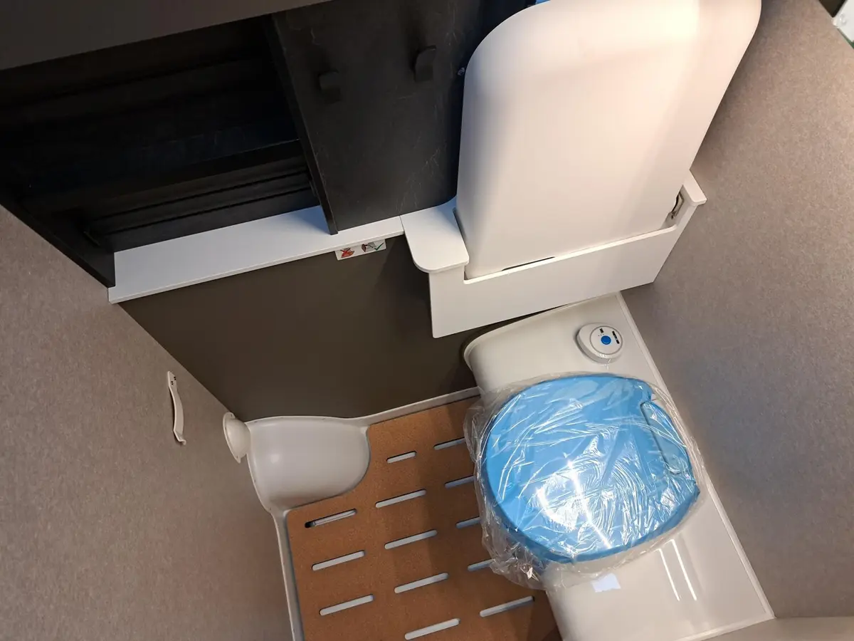 Hymer Grand Canyon S CrossOver 600 AHK, Wechselrichter