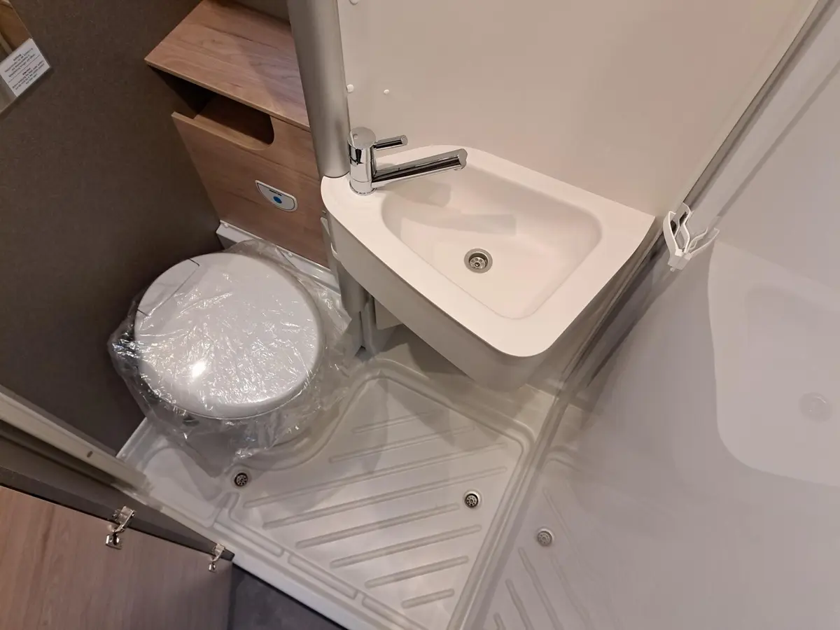 Dethleffs Globetrail Active 600 DS Fiat Markise